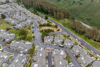 Village in the Park in Daly City, CA - Foto de edificio - Building Photo