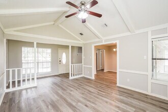 332 Coventry Ln in Alvin, TX - Foto de edificio - Building Photo