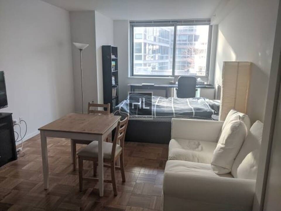 505 W 37th St-Unit -414 in New York, NY - Building Photo