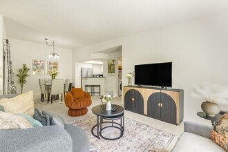 1264 Bellevue Way NE, Unit SI ID1225925P in Bellevue, WA - Foto de edificio - Building Photo