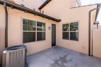 125 Milky Wy in Irvine, CA - Foto de edificio - Building Photo