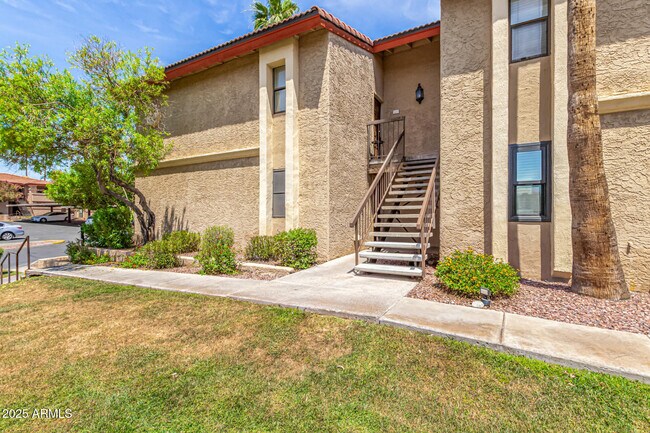 10410 N Cave Creek Rd in Phoenix, AZ - Foto de edificio - Building Photo