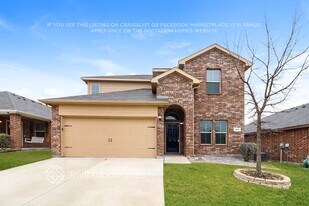 652 Creekview Dr in Azle, TX - Building Photo
