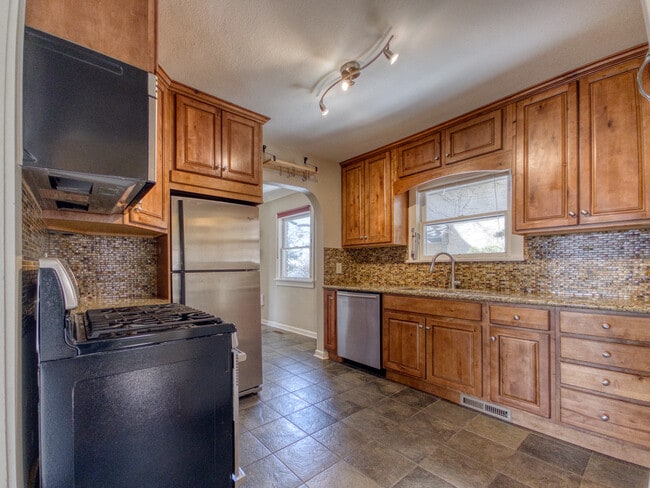 483 E 8th Ave, Unit Apt.A