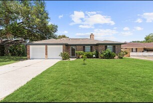 815 Pebbleshire Dr in Houston, TX - Building Photo