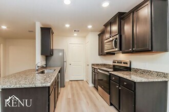 10506 Sweetwater Creek Dr in Cleveland, TX - Building Photo - Building Photo