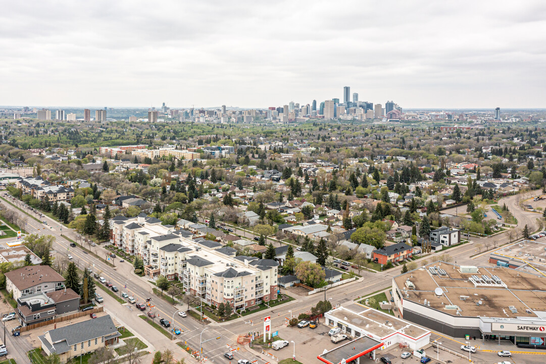 8528 82 Ave NW in Edmonton, AB - Building Photo