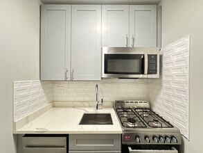 510 W Belmont Ave, Unit J2 in Chicago, IL - Foto de edificio - Building Photo