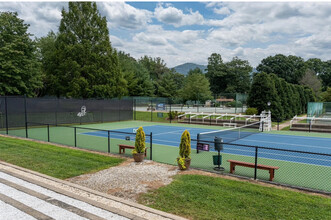 32 Racquet Club Rd, Unit Condo wFitness Ctr in Asheville, NC - Building Photo - Building Photo