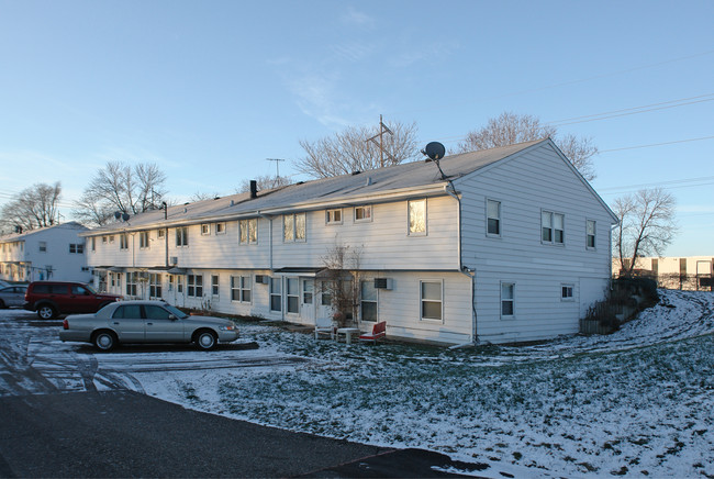 Colonial Manor Apartments in Fridley, MN - Building Photo - Building Photo