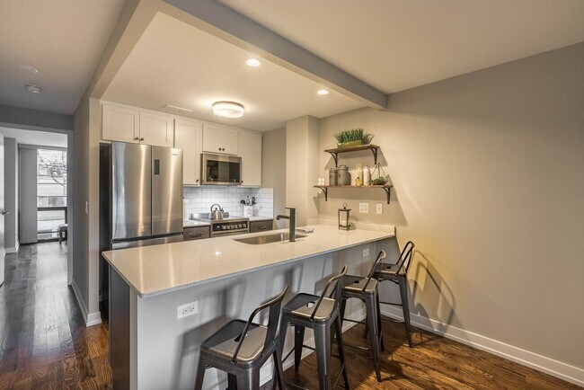 5900 N Sheridan Rd, Unit 704 in Chicago, IL - Building Photo - Building Photo