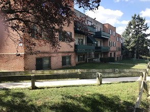 Colonial Village Apartments in Oxon Hill, MD - Foto de edificio - Building Photo