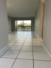 10255 NW 9th Street Cir, Unit 205-7 in Miami, FL - Foto de edificio - Building Photo