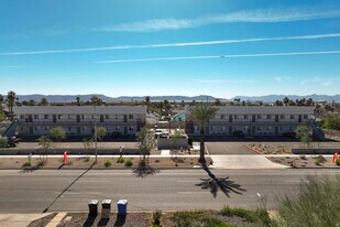 Adams Place in Phoenix, AZ - Building Photo