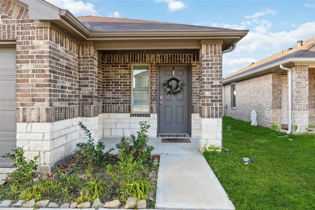 16684 Lonely Pines Dr in Conroe, TX - Building Photo