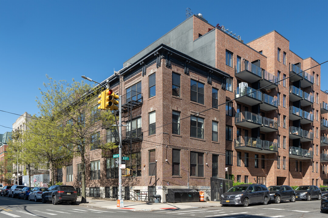 234 N 9th St in Brooklyn, NY - Building Photo