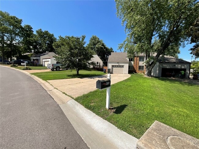 92 Lost Dutchman Dr in St. Peters, MO - Building Photo - Building Photo