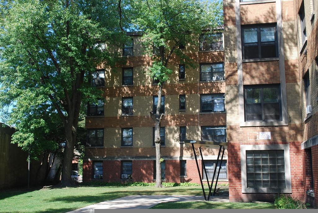 1360 W Touhy Ave in Chicago, IL - Building Photo