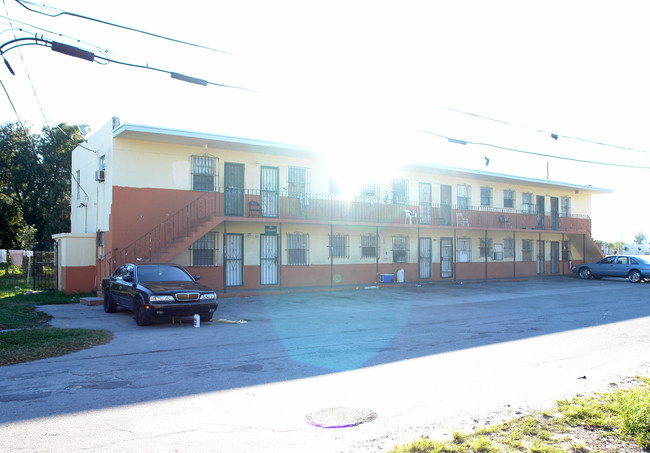 Alfonso Apartments in Miami, FL - Foto de edificio - Building Photo