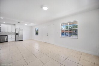 3653 SW 27th St in Miami, FL - Building Photo - Building Photo