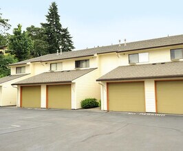 Los Verdes Townhomes in Gladstone, OR - Building Photo - Building Photo