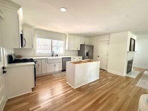 425 Hilderbrand Dr in Atlanta, GA - Building Photo - Building Photo