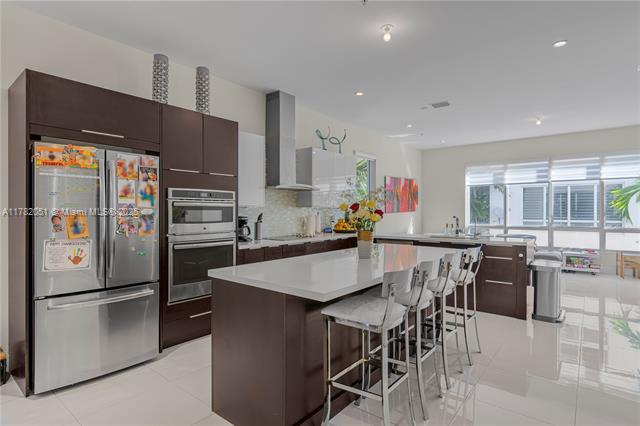6671 NW 105th Pl in Doral, FL - Building Photo