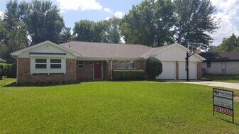 11123 Hazelhurst Dr in Houston, TX - Building Photo