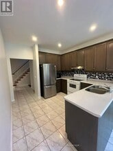 5 Ballymore Dr in Aurora, ON - Building Photo - Building Photo