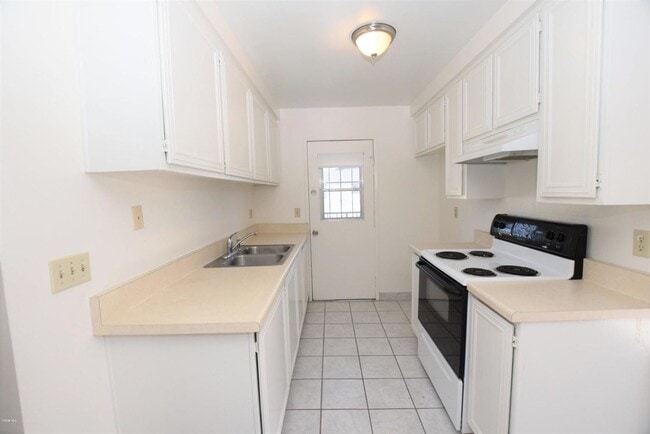 2670 Victoria Ave in Port Hueneme, CA - Building Photo - Building Photo