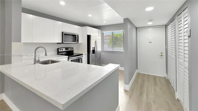 property at 3571 Inverrary Dr