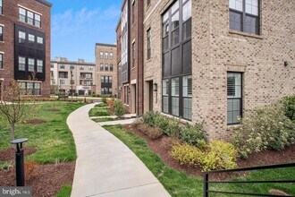 7551 Sawyer Farm Wy in McLean, VA - Foto de edificio - Building Photo