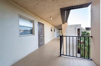9230 Lagoon Pl in Davie, FL - Building Photo - Building Photo