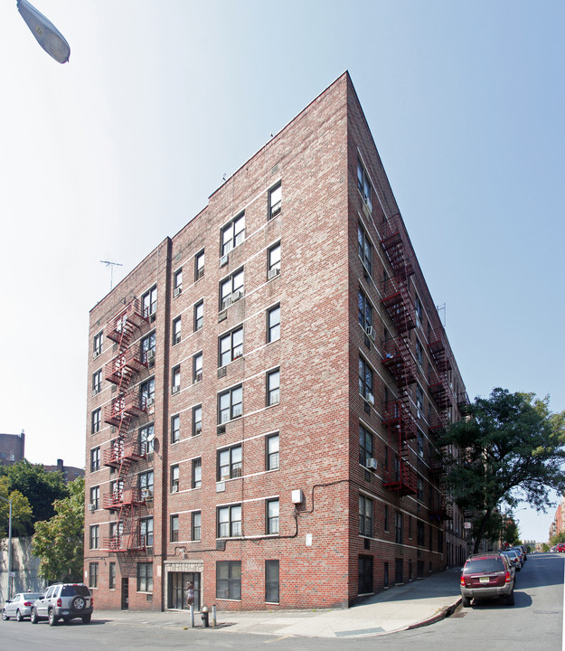 225 Cross Bronx Service Rd N in Bronx, NY - Building Photo