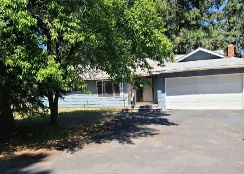 303 E Christina St in Chiloquin, OR - Building Photo