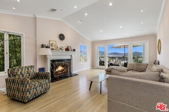 2330 Ronda Vista Dr in Los Angeles, CA - Building Photo - Building Photo