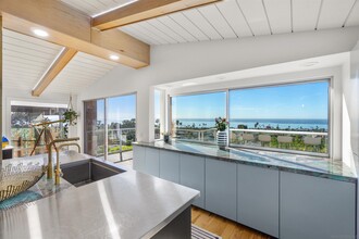5652 Linda Rosa Ave in San Diego, CA - Building Photo - Building Photo