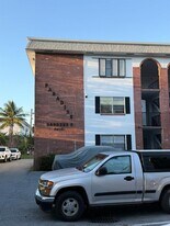 2415 Lincoln St in Hollywood, FL - Building Photo