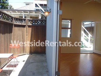 2567 Walnut Ave, Unit B in Venice, CA - Building Photo