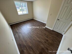 1817 Hammond St in Hermon, ME - Foto de edificio - Building Photo