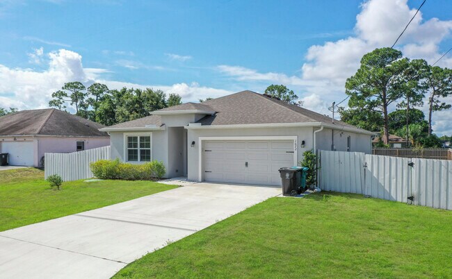 1672 SW Bascom Ave in Port St. Lucie, FL - Building Photo - Building Photo