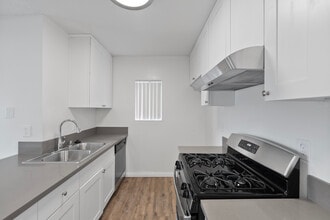 Walnut Apartments in La Puente, CA - Foto de edificio - Building Photo