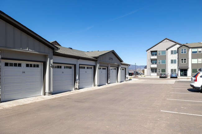 View on Centennial in Colorado Springs, CO - Foto de edificio - Building Photo