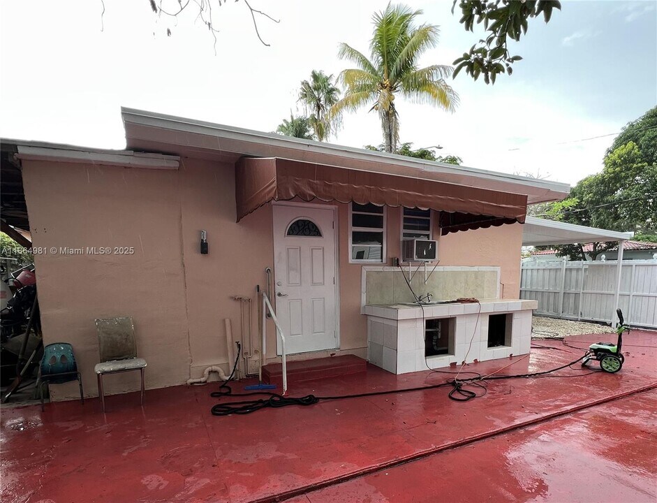 6690 NW 2nd St in Miami, FL - Building Photo