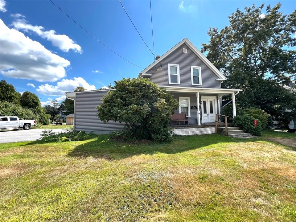 21 Charlton St in Oxford, MA - Building Photo