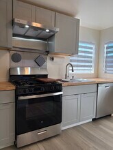 2037 N Brighton St in Burbank, CA - Foto de edificio - Building Photo