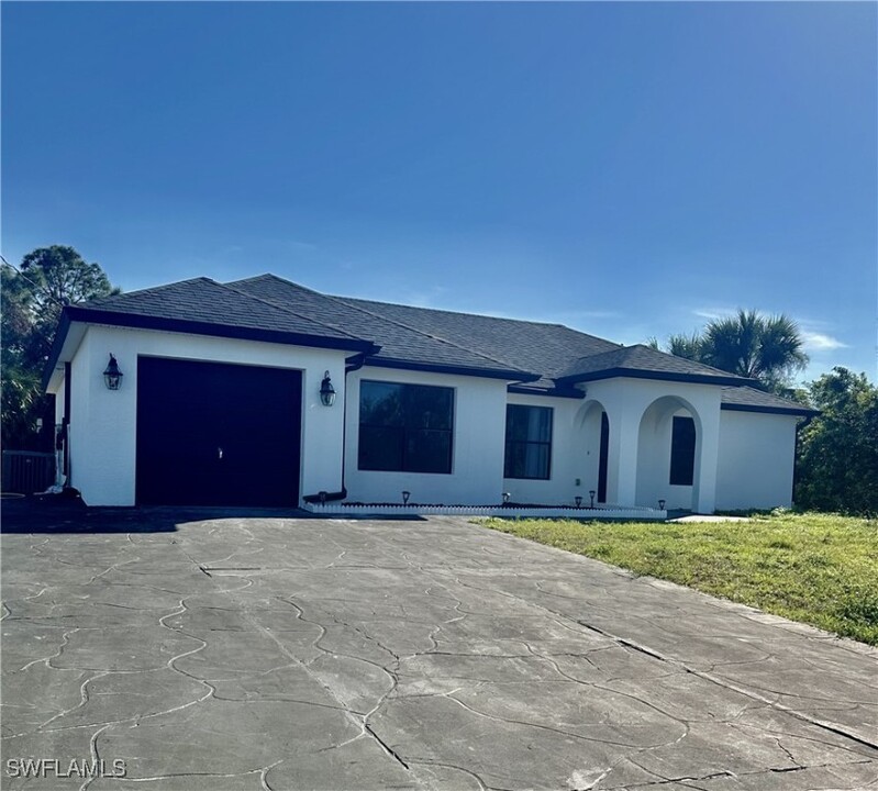 1224 Amherst St E in Lehigh Acres, FL - Building Photo