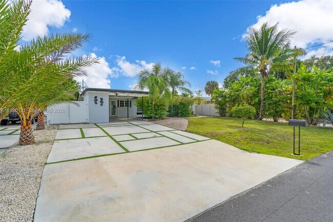 2430 Key Largo Ln in Fort Lauderdale, FL - Building Photo - Building Photo