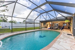 2103 SE 8th Ave in Cape Coral, FL - Building Photo