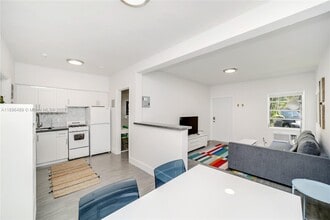 770 NE 123rd St in North Miami, FL - Foto de edificio - Building Photo